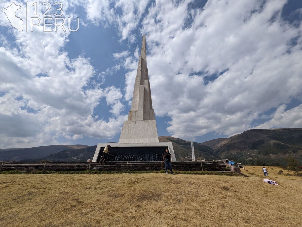 Pampa De La Quinua: Un Gigantesco Obelisco - 123 Peru